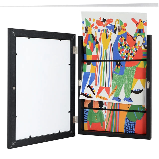 Funksjonell bilderamme for barnekunst; utstiller og oppbevarer barnas tegninger og kunstverk. En smart dekorasjon.