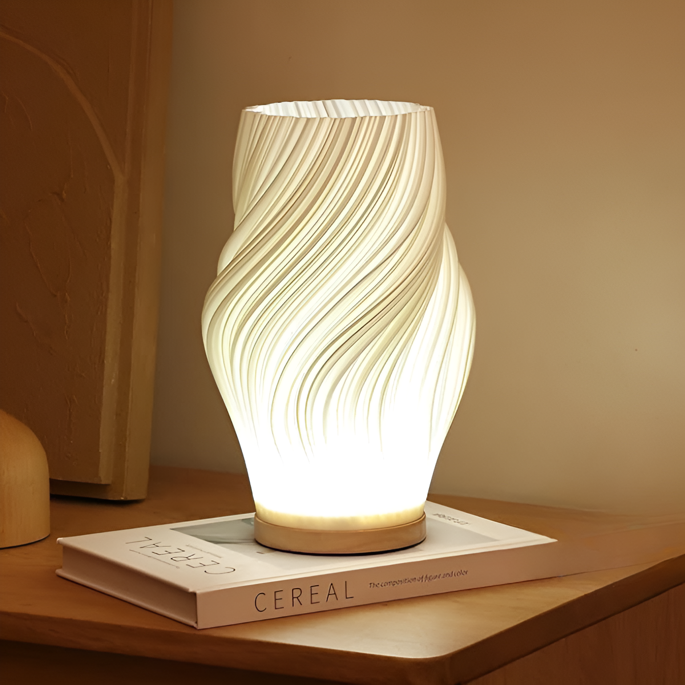Brun bordlampe med dekorativ 3D bølgeeffekt, ideell som soveromslampe eller kontorlampe.
