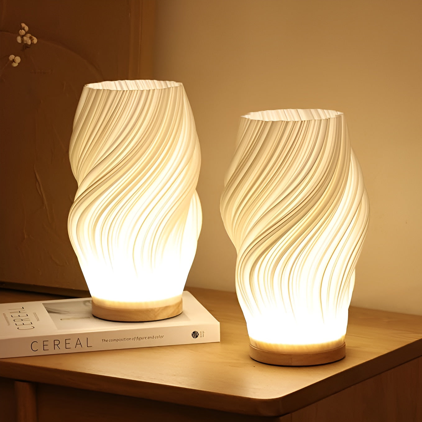 Elegant brun bordlampe med 3D bølgeeffekt, moderne design som passer stue, soverom og kontor.
