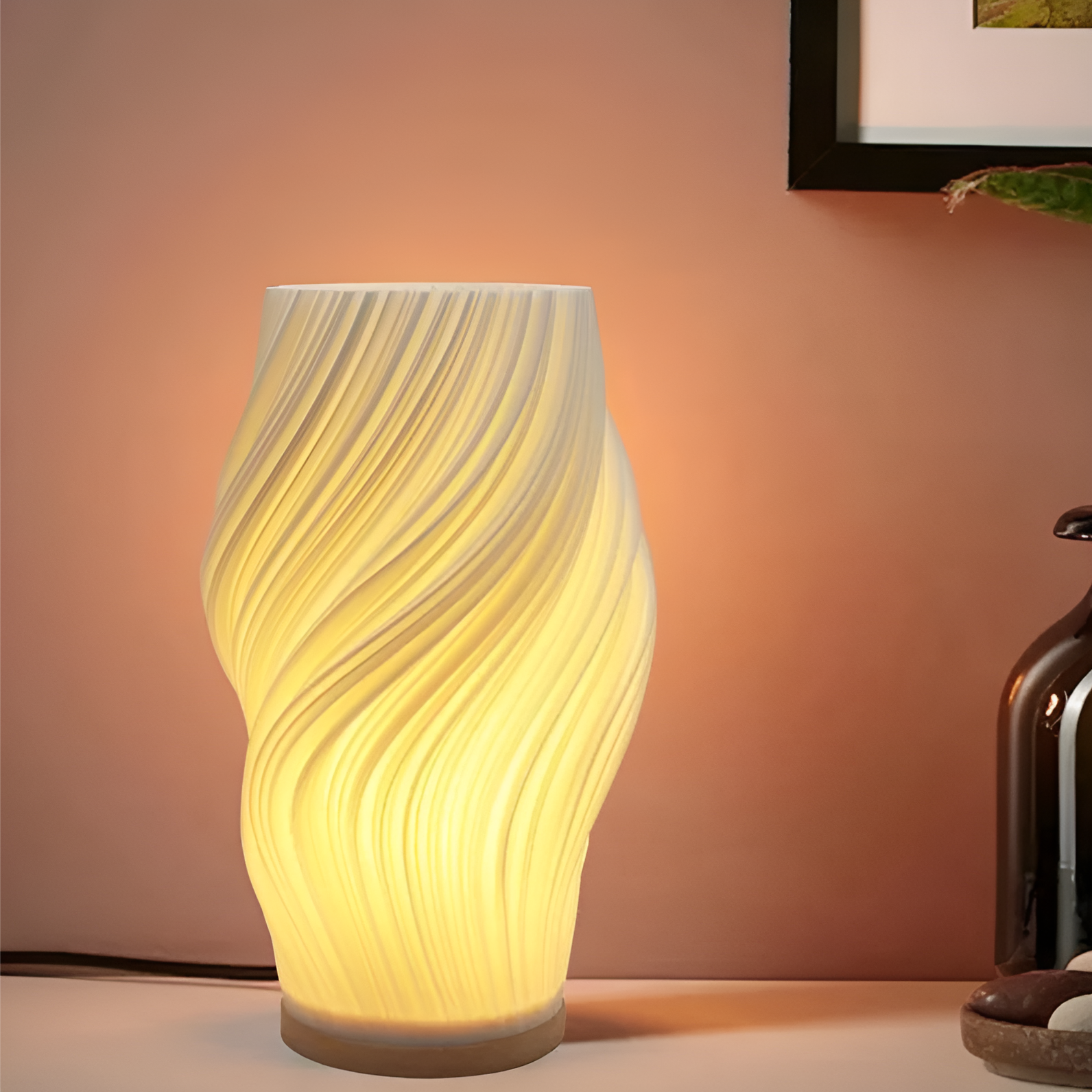Beige bordlampe med fascinerende 3D bølgeeffekt, perfekt som stemningslys og interiørdetalj.