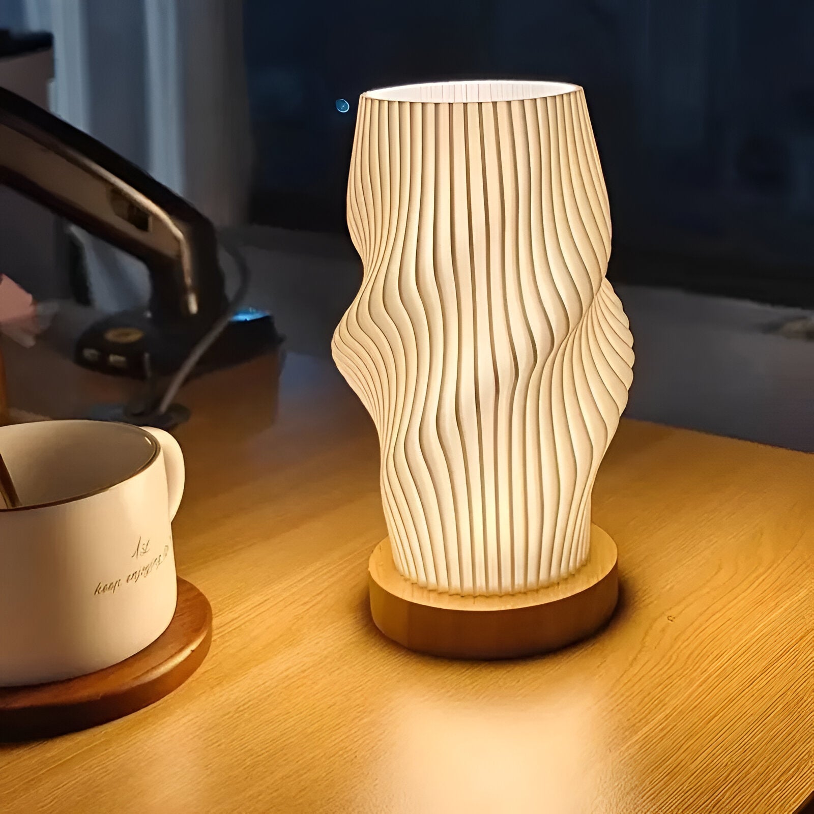 Hvit dimbar LED bordlampe med futuristisk 3D bølgeeffekt. Moderne belysning for ditt hjem.