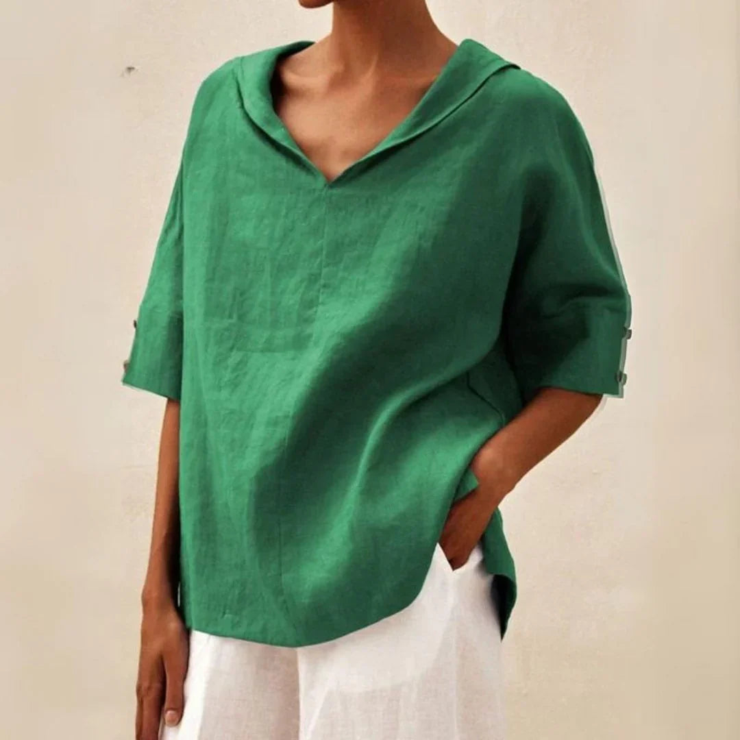 Stilig hvit dameskjorte i lin. Elegant design og pustende stoff for en avslappet sommer.
