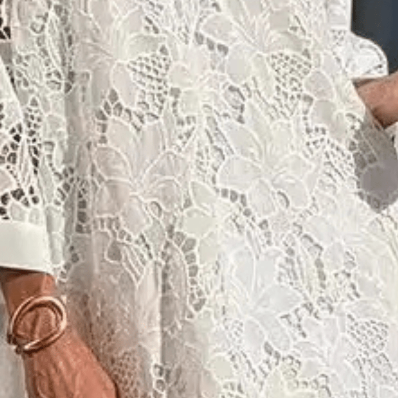 Behagelig og klassisk hvit blondekjole-robe, en allsidig og elegant sommerkjole for kvinner.