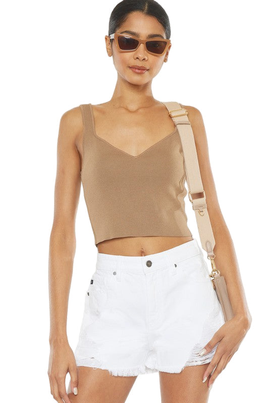 Hvit høytliv shorts for kvinner med trendy råkant, perfekt for sommeren. Komfortabel dameshorts.
