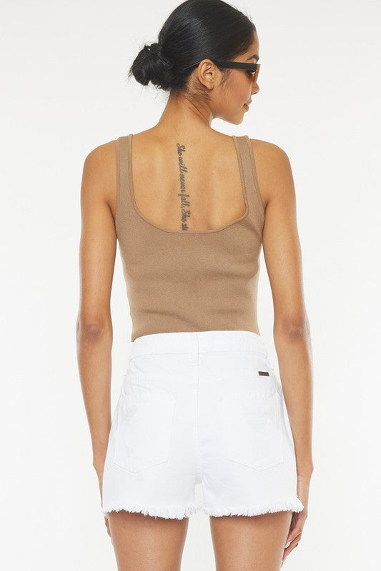 Allsidig hvit høytlivsshorts for kvinner. Trendy casual dameshorts med råkant, perfekt for sommersesongen.