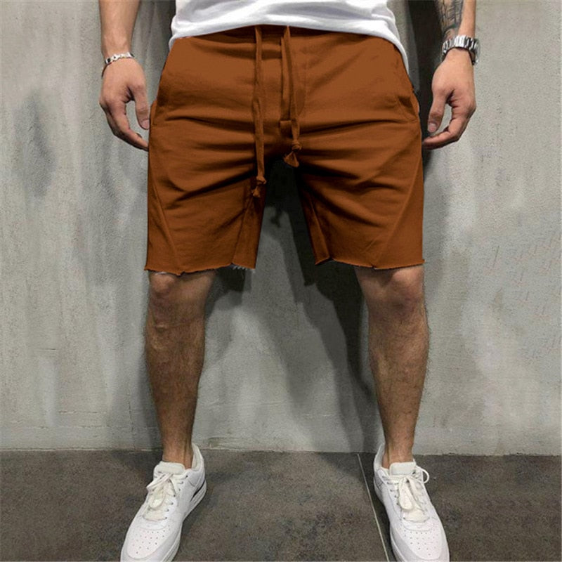 Grå løse shorts for menn, komfortabel passform. Perfekt for sommeraktiviteter.