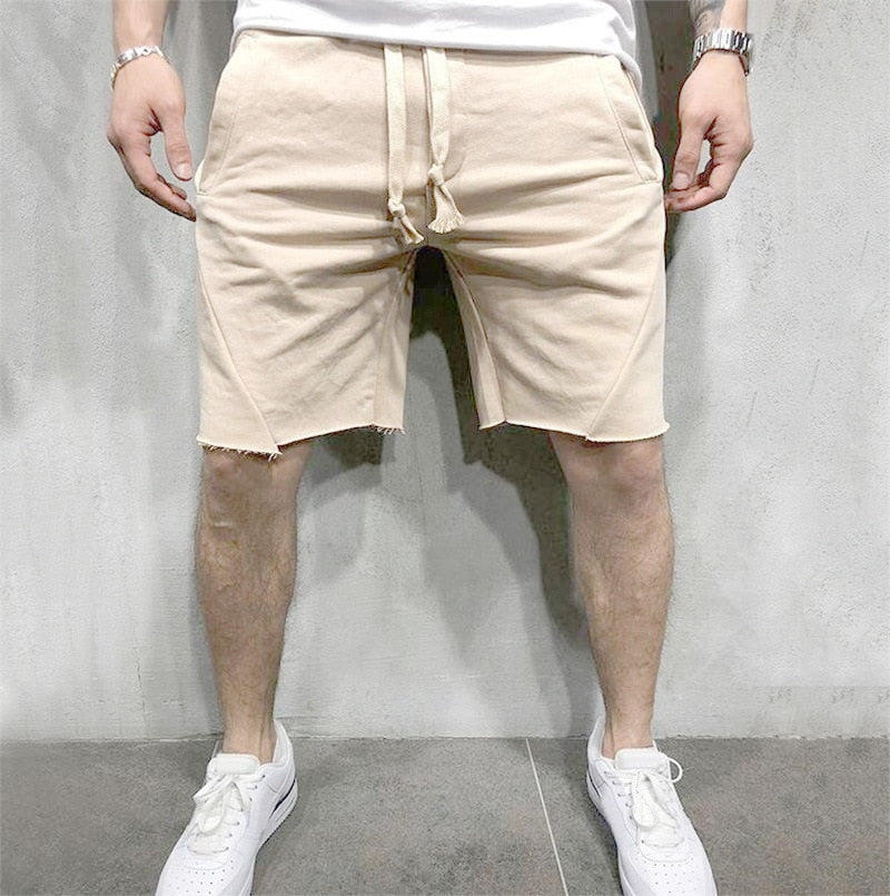 Enfarget hvit herre shorts med snøring. Essensiell for en komfortabel sommergarderobe.