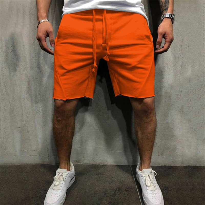 Bakside av grå herre shorts, løs passform. Praktisk for aktiv fritid og sommerbruk.