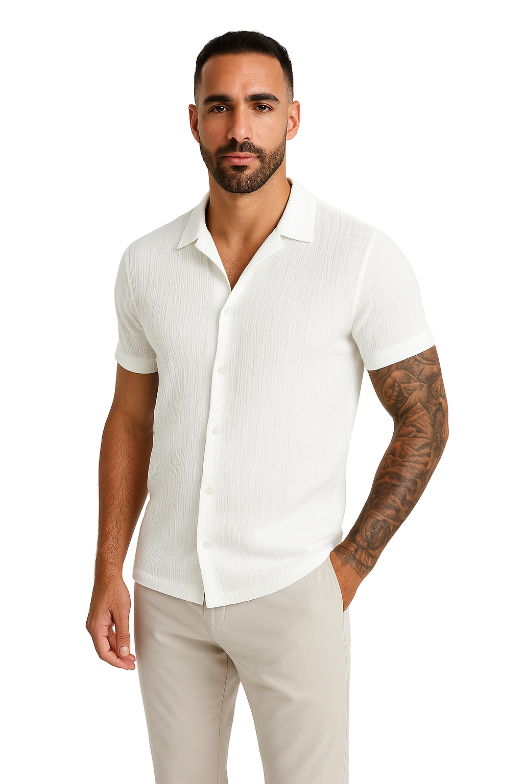 Hvit herreskjorte med korte ermer og løs passform, perfekt for sommerlig casual og smart-casual stil.