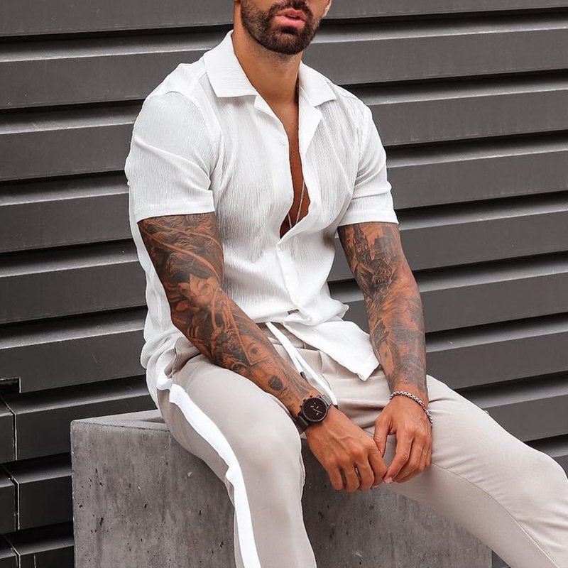 Stilig hvit button down herreskjorte med korte ermer; ideell for fritid, shorts og utendørs samlinger.