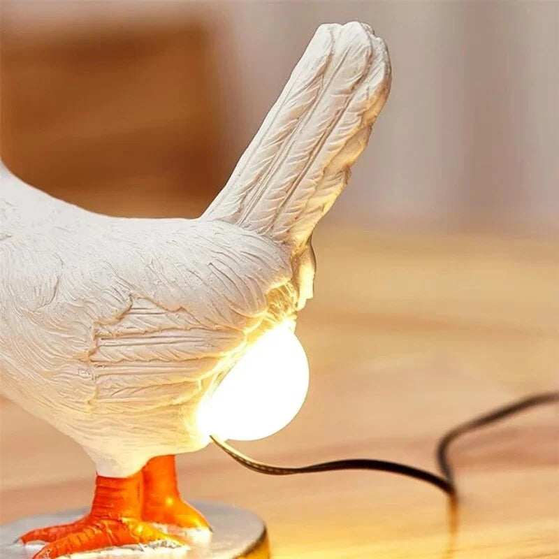 Søt kylling LED-bordlampe i hvit design. Morsom påskedekor eller innredning med mykt stemningslys.