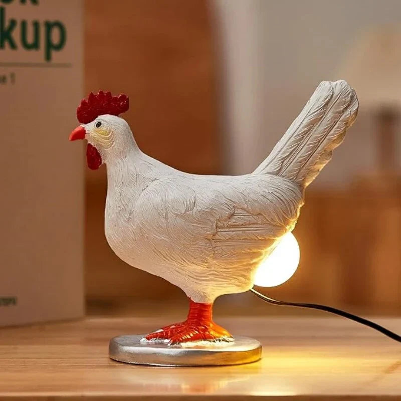 Unik trådløs kyllingbordlampe med LED. Hvit dekorasjonslampe som skaper sprudlende og koselig stemning.