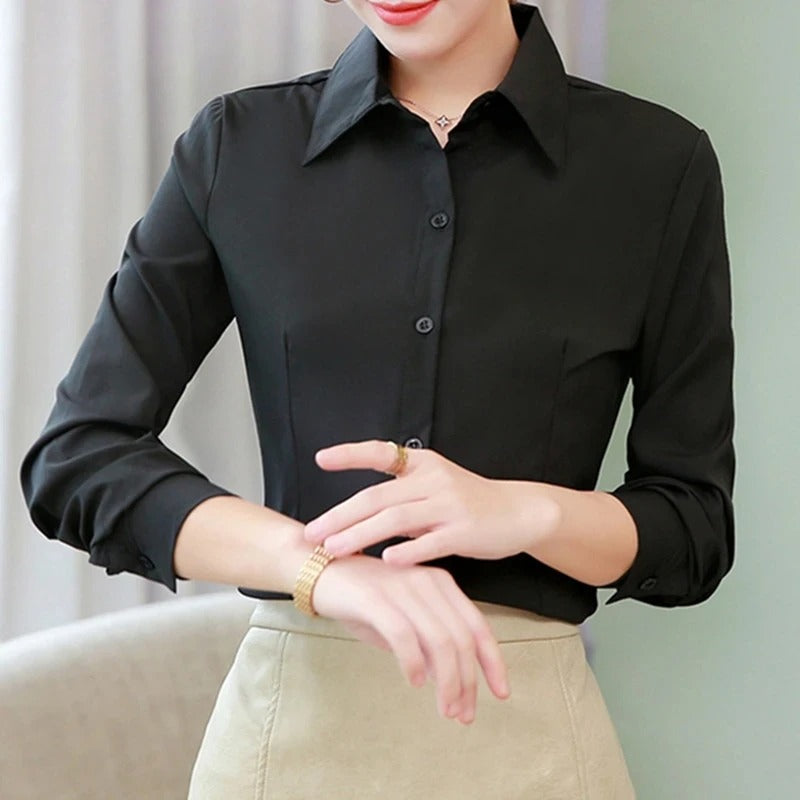 Lys beige langermet kontorbluse. Feminin og elegant arbeidstopp for kvinner, profesjonell stil.