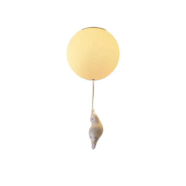 Hvit moderne taklampe bjørn med ballong for barnerom. Leken belysning til interiøret.