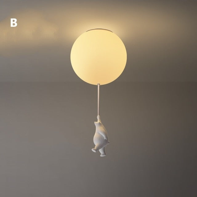 Barnas taklampe: leken bjørnefigur holder en ballong. Ideell for å lyse opp barnerommet.