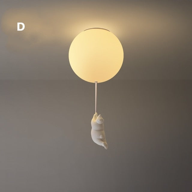 Stilren hvit taklampe med en bjørn og ballong. En moderne barnelampe som pynter ethvert rom.