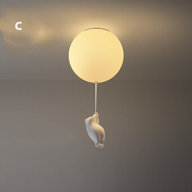 Barnas favoritt taklampe: bjørn med ballong. Skaper en magisk og leken stemning på barnerommet.