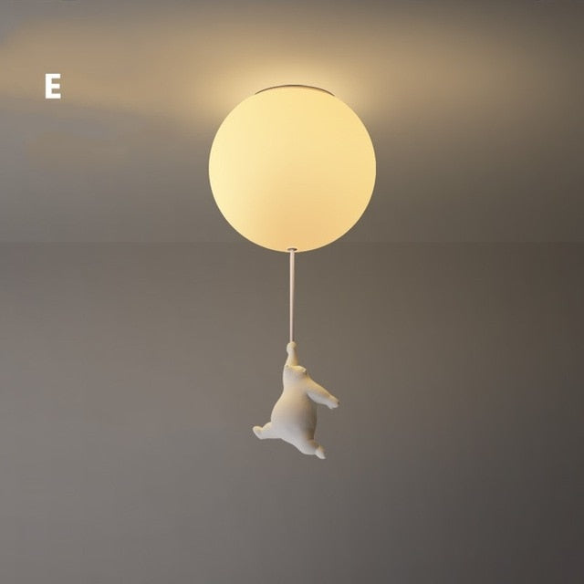 Funky taklampe for barnerom. En bjørn holder en ballong. Gir god belysning og er dekorativ.
