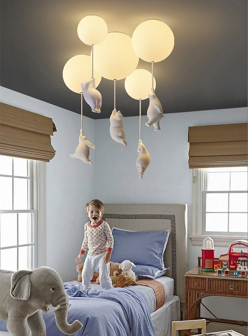 Moderne taklampe med bjørn og ballong, skaper leken interiør belysning for barnerommet.