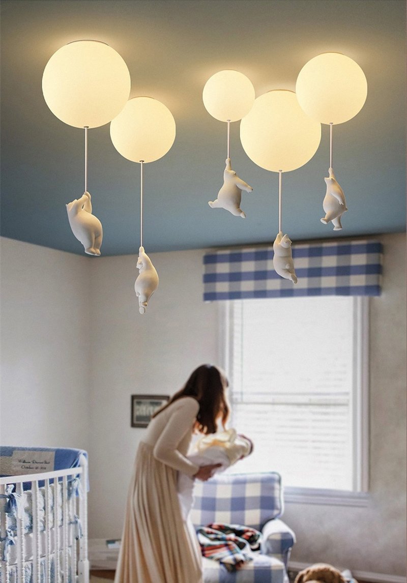 Lekent design: taklampe med bjørn og ballong. Ideell barneromslampe, stilig og funksjonell.