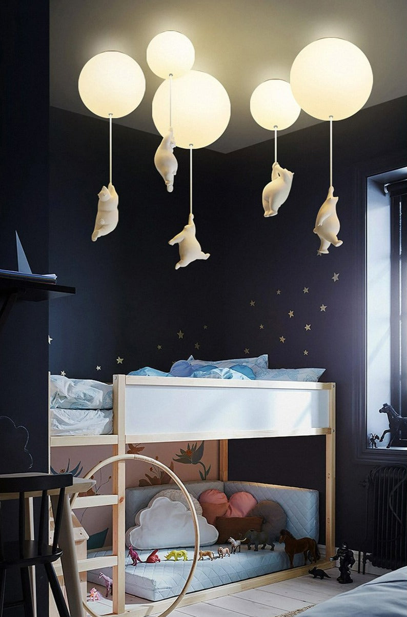 Unik bjørnelampe til taket med flyvende ballong. En moderne og sjarmerende barneromsbelysning.