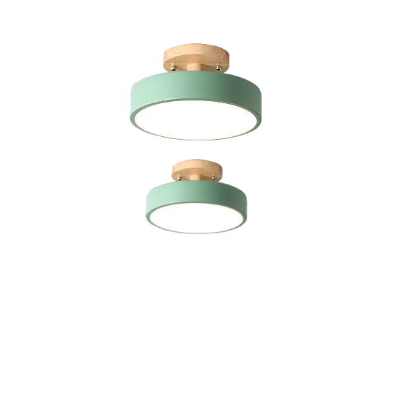 Hvit nordisk rund taklampe med LED-belysning. Moderne og energieffektiv innendørs lampe for varmt lys i stuen.