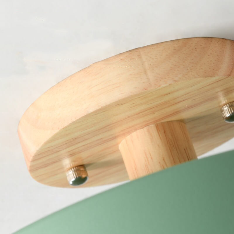 Moderne nordisk taklampe for kjøkken. Rund LED-belysning gir effektiv og varm atmosfære.