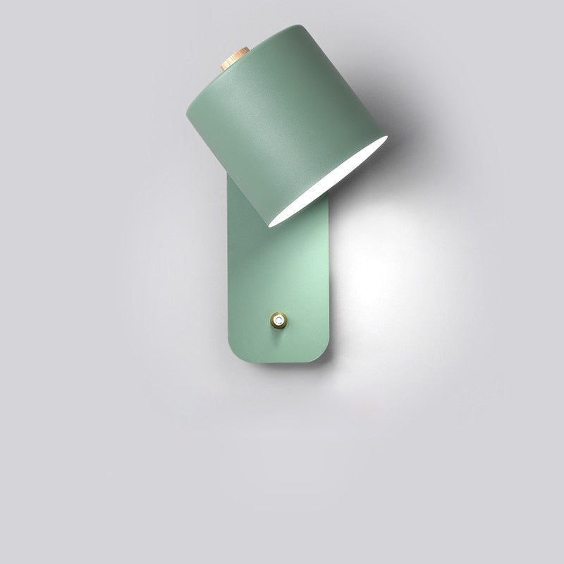 Grå LED vegglampe med bryter for stue eller soverom. Elegant innendørs belysning med enkel installasjon.