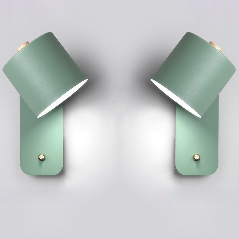 Enkel og stilren LED vegglampe med bryter. Perfekt for soverom, stue eller gang for funksjonell belysning.