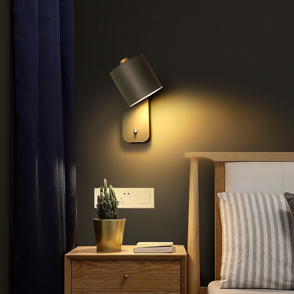 Stilren hvit LED vegglampe i et moderne soverom. Veggmontert belysning med bryter skaper stemning.