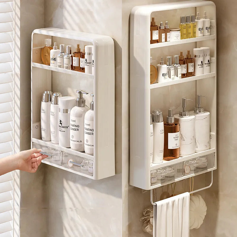 Moderne, hvit baderomshylle med tre lag. Veggmontert design for stilig organisering og oppbevaring på badet.
