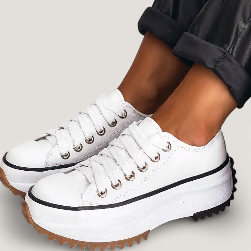 Brune dame plattform sneakers. Moderne og stilfulle fritidssko for en trendy mote look.