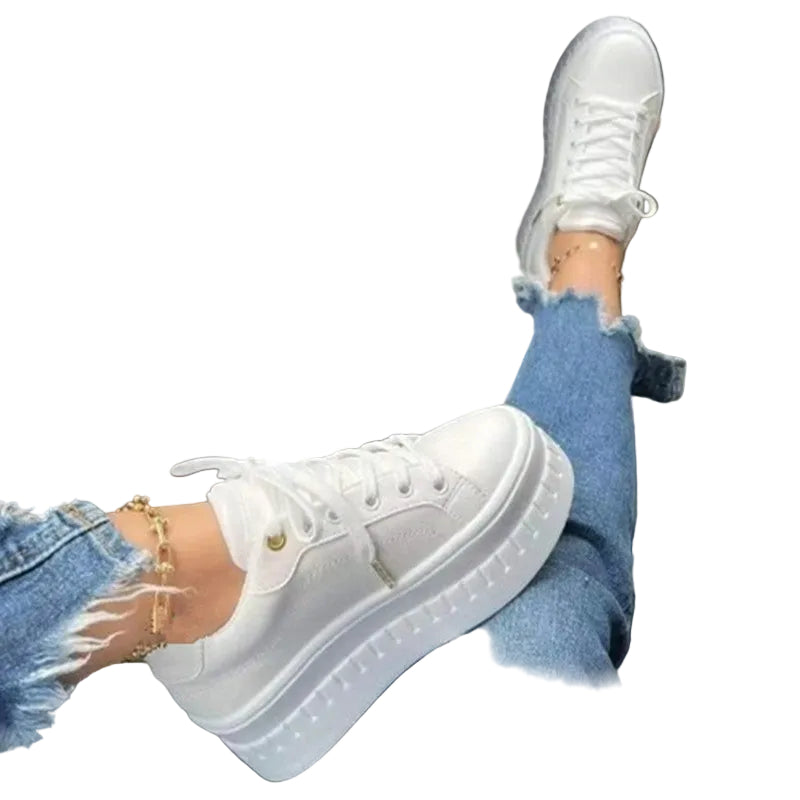 Hvite dame plattformsneakers i trendy design. Komfortable fritidssko med stil for vår og sommer.