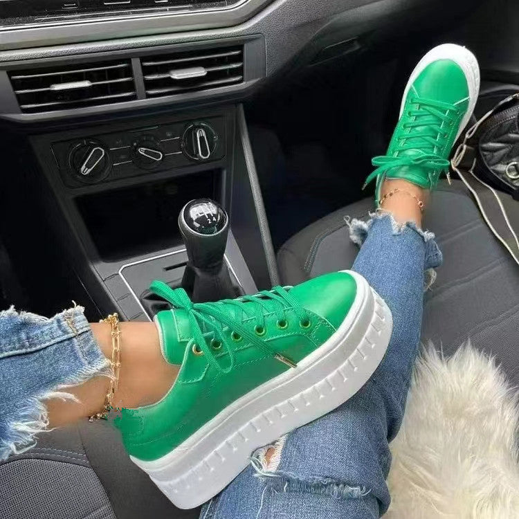 Moderne dame plattformsneakers stylet med casual antrekk. Perfekt for urban mote og komfortabel hverdag.