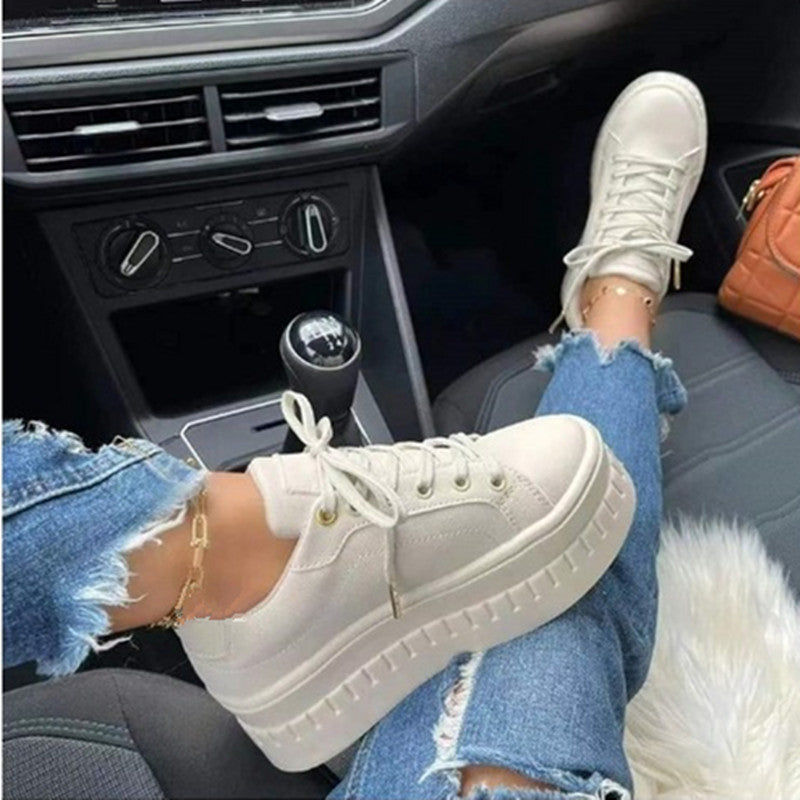 Allsidige dame plattformsneakers for vår og sommer. Kombinerer trendy mote, god komfort og stabil passform.