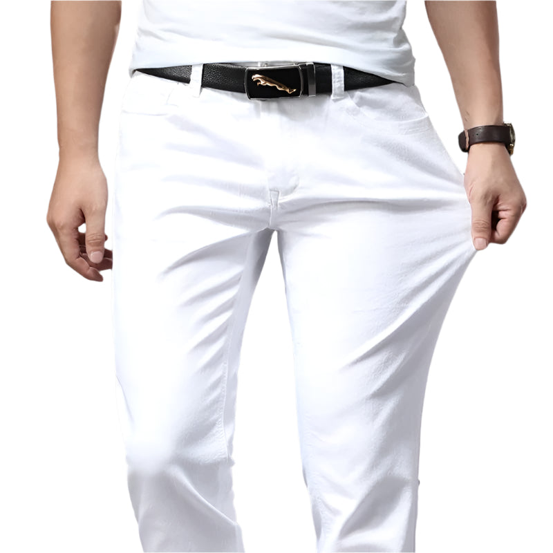 Hvite slim fit herrejeans med moderne passform for stilfull og komfortabel hverdagsbruk.