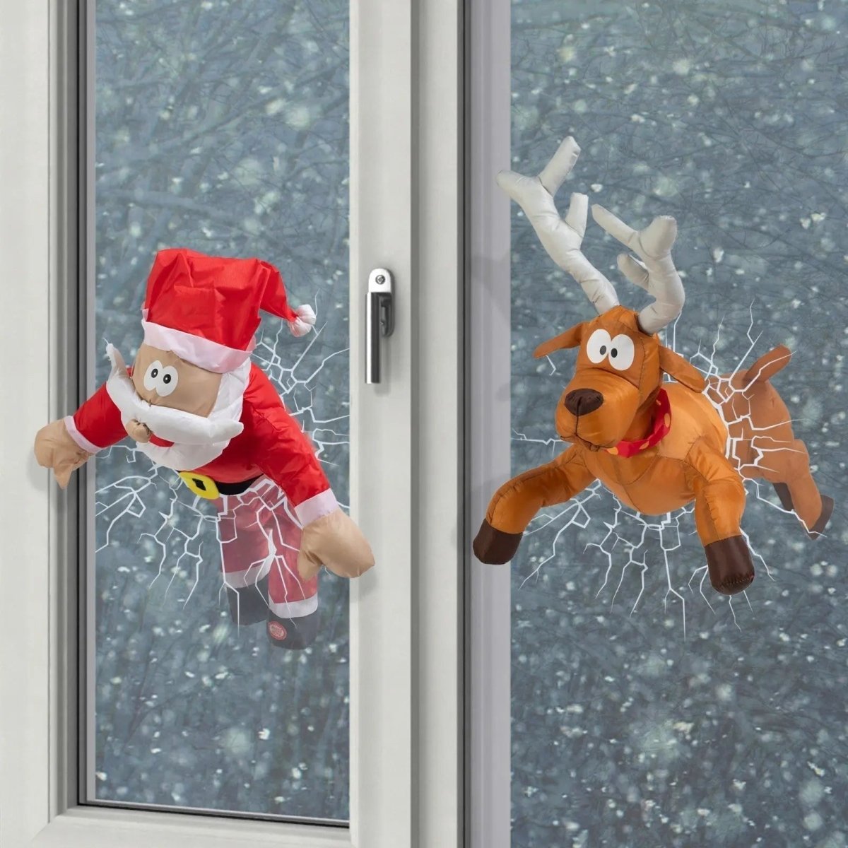 Flott juledekorasjon til vindu; interaktiv scene med LED-lys, lyd & bevegelse. Skaper festlig julestemning.