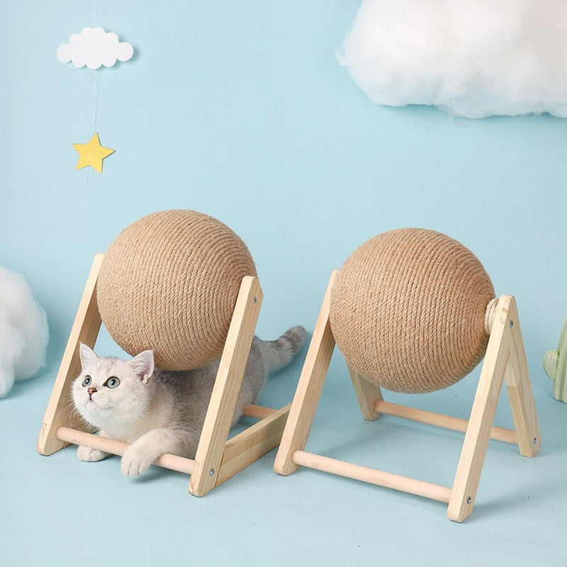 Slitesterk katteleke med klorestativ og snurrende ball. Treleken beskytter møblene og holder katten aktiv og glad.