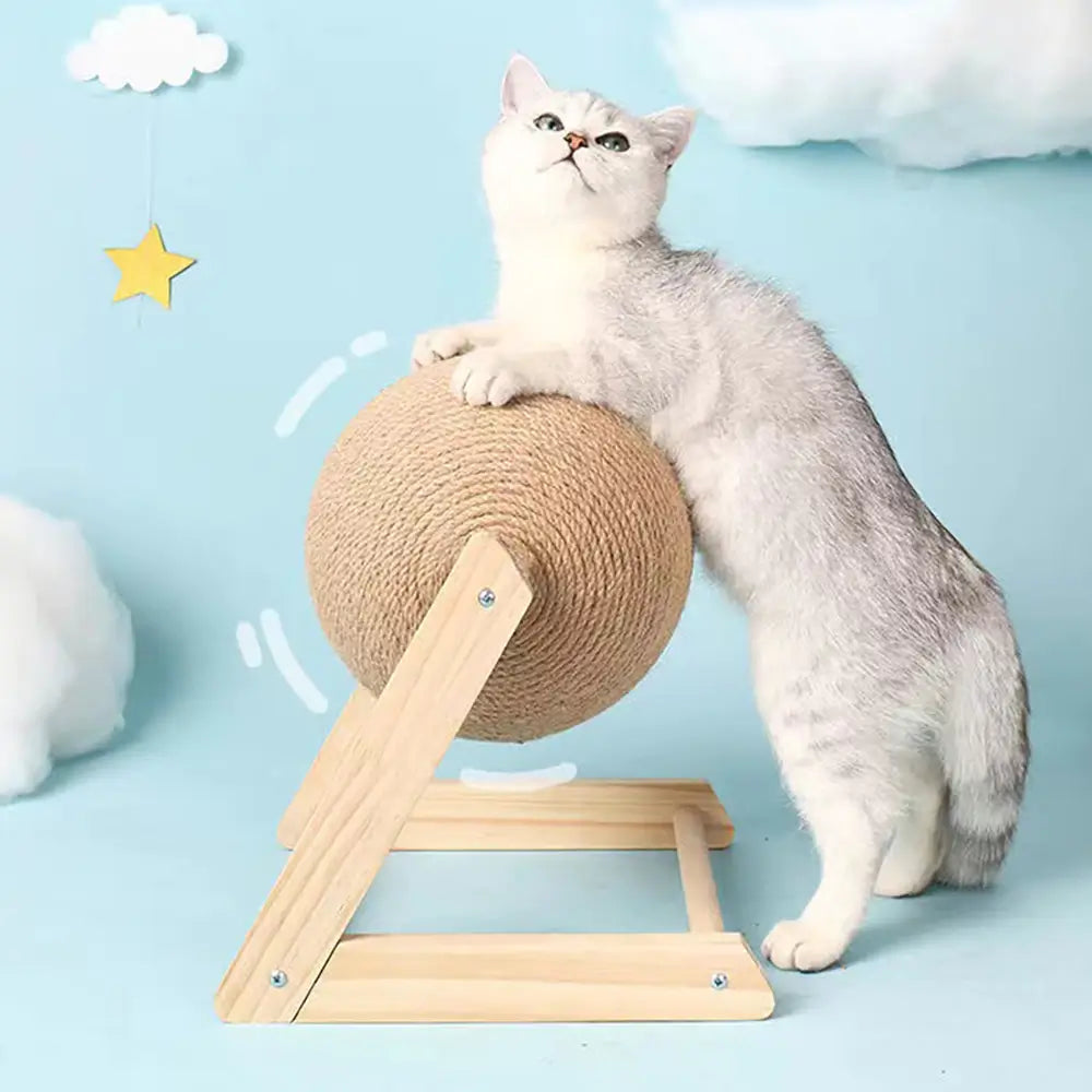 Katteutstyr: Denne kloreleken med snurreball og hampetau holder katten underholdt og forhindrer møbelskader effektivt.