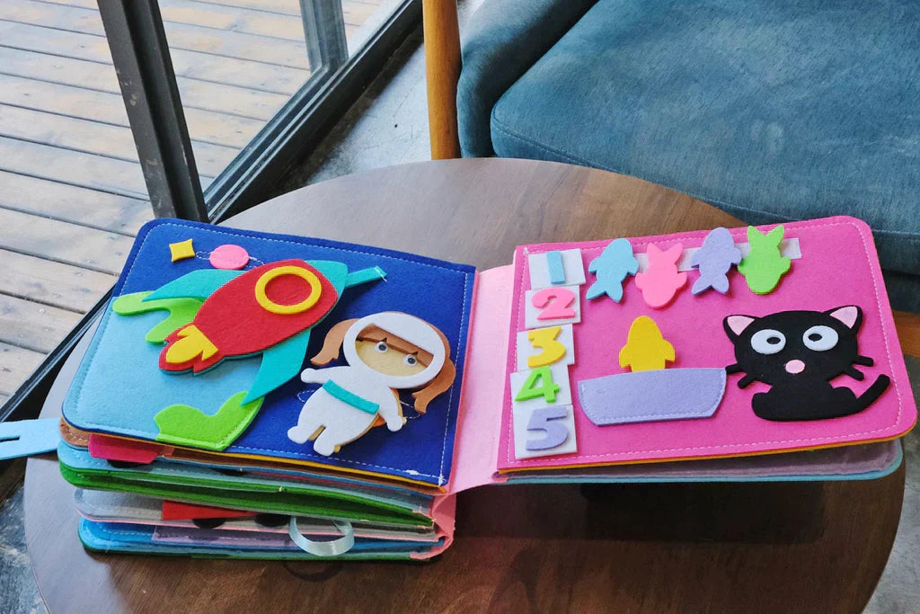 Detaljer av interaktiv aktivitetsbok for barn. Læring, finmotorikk og glede i lek for førskolebarn.