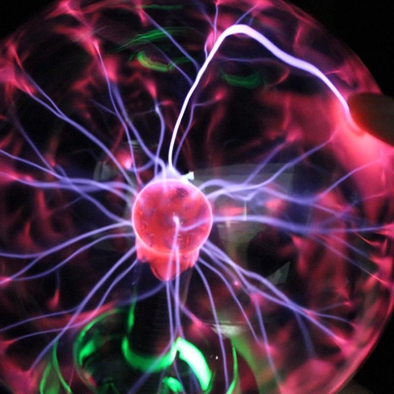 Dekorativ interaktiv plasma ball lampe med dynamiske lysstråler, en fascinerende tillegg til enhver rominnredning.