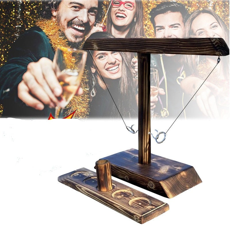 Detailaufnahme des Ringwurf-Trinkspiels aus Holz, zeigt sorgfältige Verarbeitung und farbige Ringe für Kinder.