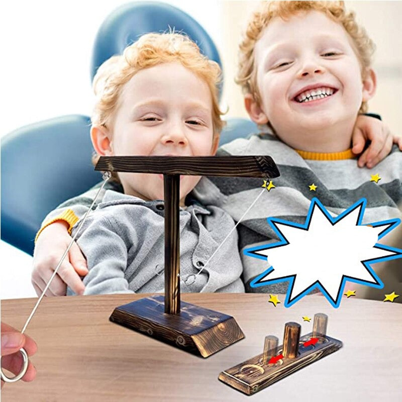 Nahaufnahme der Holzstangen des Trinkspiels, nummeriert für Punkte. Ein lustiges Holzspiel für Partys und Familien.