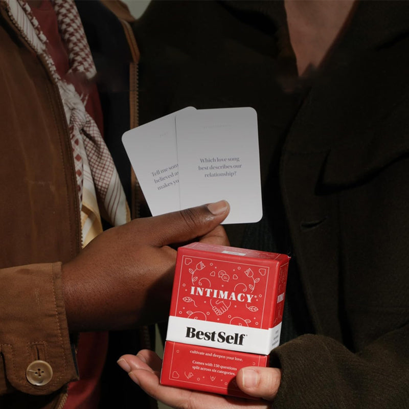 Esken til "Interaktivt Kortspill for Dypere Forhold" på et bord, klar til å skape glede.