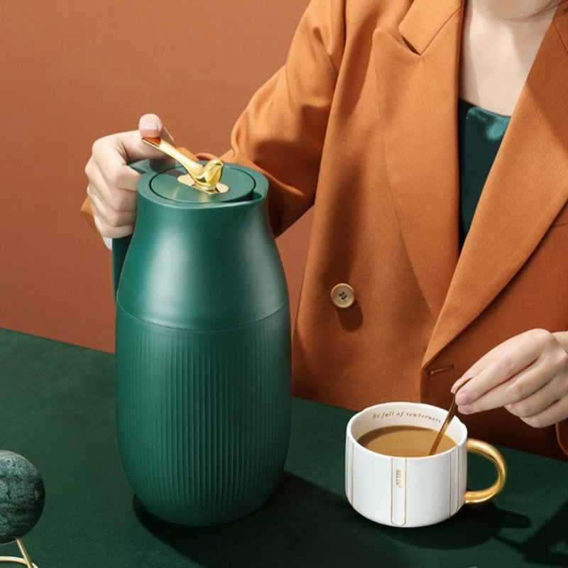Termosflaske i rustfritt stål med minimalistisk design; holder te varm og vann kaldt i mange timer.