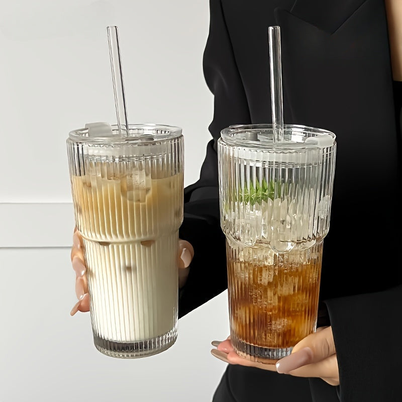 Isolert glasskrus med sugerør og lokk, ideelt som teglass eller kaffekopp, miljøvennlig.