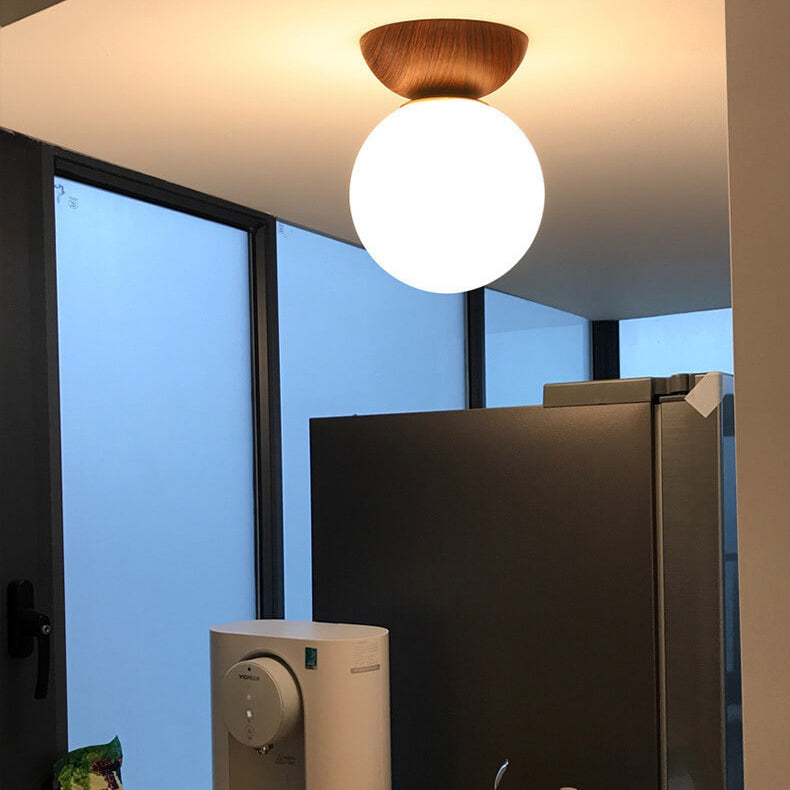Japansk taklampe som skaper varmt lys, minimalistisk design med justerbar LED for interiør.