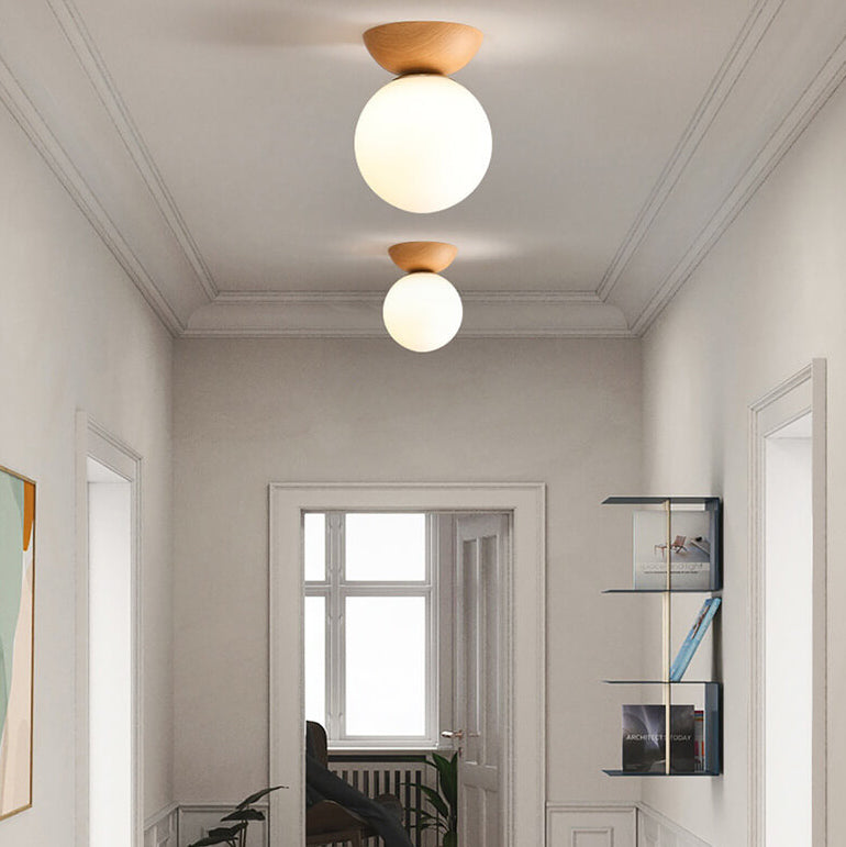 Moderne taklampe med minimalistisk design, LED-belysning og justerbart lys for interiør.