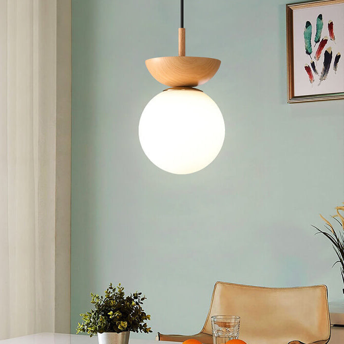 Nærbilde av minimalistisk trelampe i japansk stil, med justerbar LED-belysning og moderne detaljer.