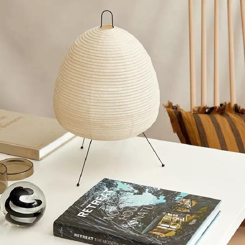 Moderne papirlampe i japansk design. Ideell for myk belysning og en koselig hjemmeinnredning.